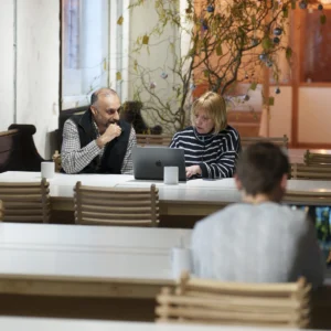 Giroscope meeting tables with couple working